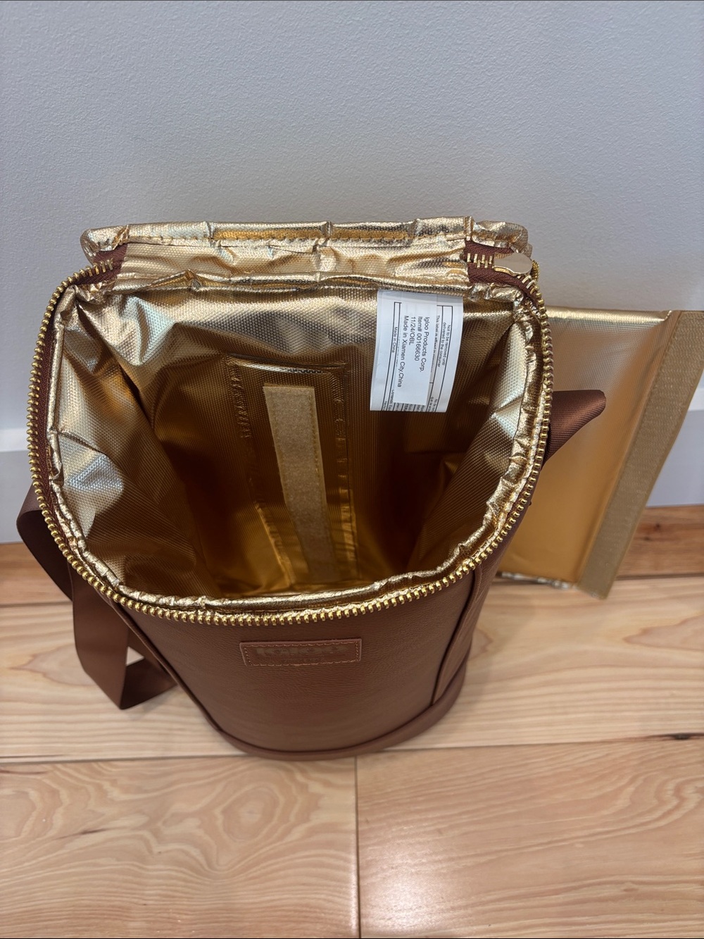 Igloo Luxe Collection Beverage
Tote, MaxCold Insulation, Removable Divider - Picture 8 of 8
